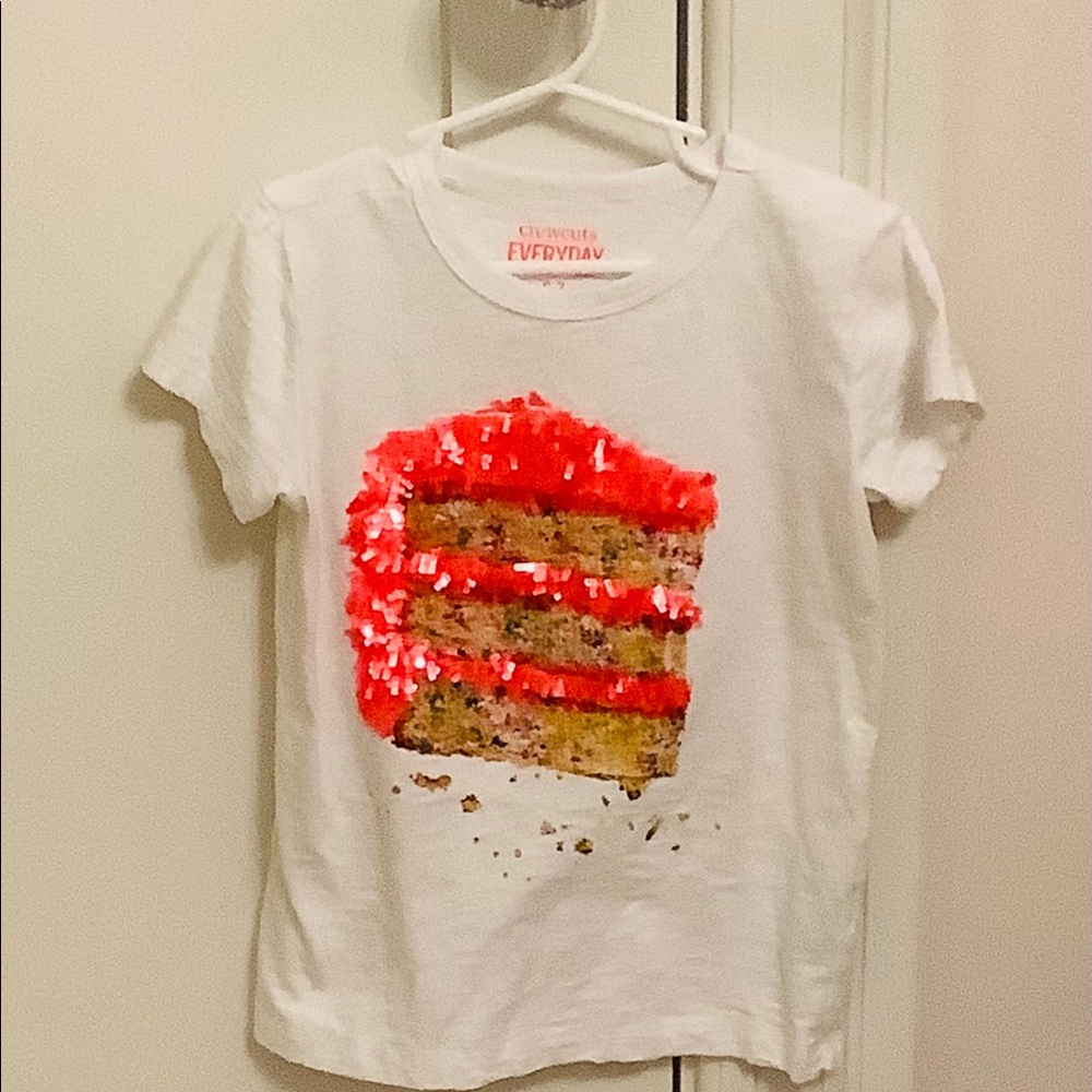 A short sleeved shirt with a shiny cake